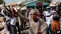 Gambianos celebram vitória de Barrow