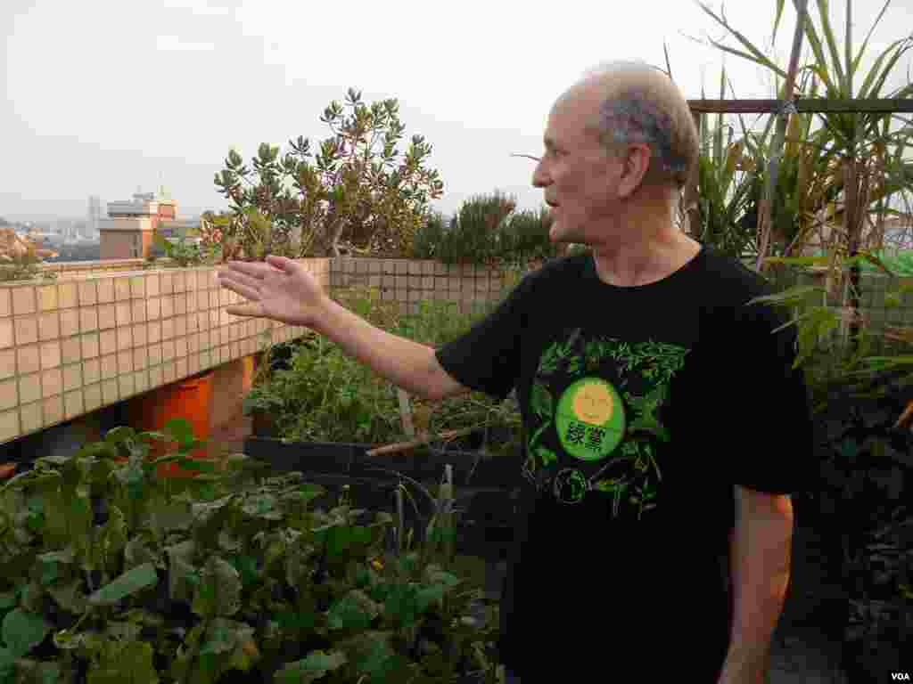 2014年柯文哲竞选台北市长时，曾经来到文鲁彬的屋顶菜园参观请教。（美国之音赵婉成拍摄） 