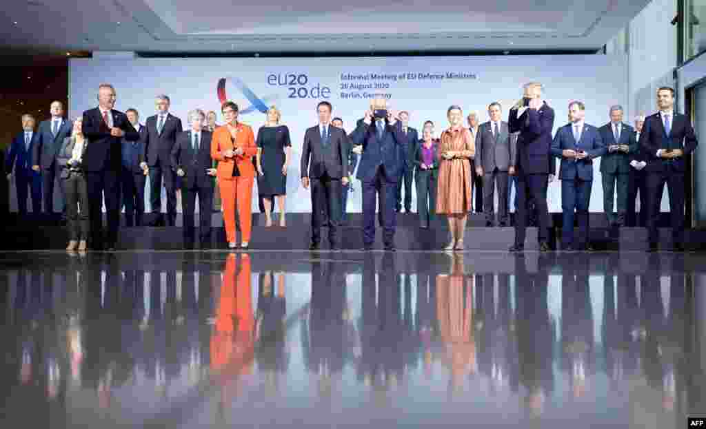 독일 베를린에서 안네그레트 그람프-카렌바우어 독일 국방장관과 옌스 슈톨텐베르크 북대서양조약기구(나토) 사무총장, 유럽연합 국방장관들이 안보 회의에 앞서 기념촬영을 위해 마스크를 벗고 있다. 