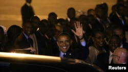 奥巴马抵达达喀尔机场。2013年6月26日