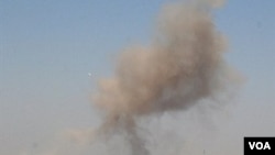 Asap terlihat setelah serangan bom bunuh diri di Baghdad, 5 September 2010.