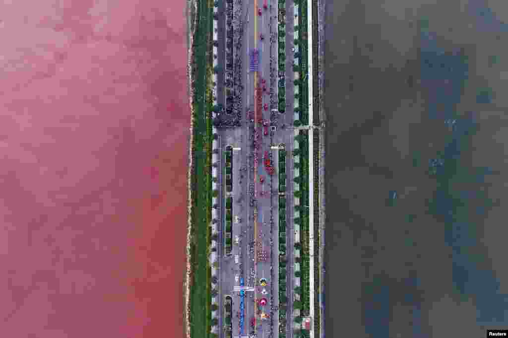 Danau air asin yang terpisah oleh jalan memiliki warna yang berbeda karena kandungan alga atau ganggang, di Yuncheng, provinsi Shanxi, China.&nbsp;(Reuters/Wei Liang)