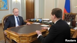 俄罗斯总统普京2014年4月19日在莫斯科郊外政府官邸会晤总理梅德韦杰夫 