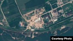 북한 영변 핵 시설의 지난 8월 6일 인공위성 사진. 경수로 건물 꼭대기에 새롭게 반구형 지붕을 설치한 것을 확인할 수 있다. 지오아이(GeoEye) 제공.