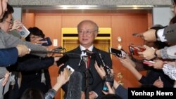 یوکیا آمانو مدیرکل آژانس بین المللی انرژی اتمی در محاصره خبرنگاران - ۶ اکتبر ۲۰۱۵ 