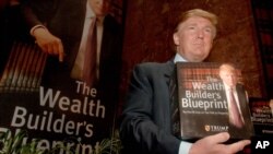 آقای ترامپ یکی از جزوه های دانشگاهش را در دست دارد. عکس متعلق به آغاز به کار دانشگاه در سال ۲۰۰۵ است. 