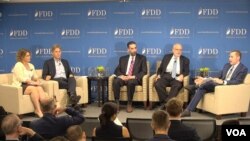 24일 미국 워싱턴의 민간단체인 ‘민주주의수호재단’에서 북한 위협 대응 방안을 논의하는 토론회가 열렸다. 왼쪽부터 사만다 라비치 민주주의수호재단 선임고문, 톰 말리노스키 전 국무부 민주주주의.인권.노동 담당 차관보, 앤서니 루기에로 민주주의수호재단 선임연구원, 조너선 폴락 브루킹스연구소 선임연구원, 조시 레더맨 AP 기자.