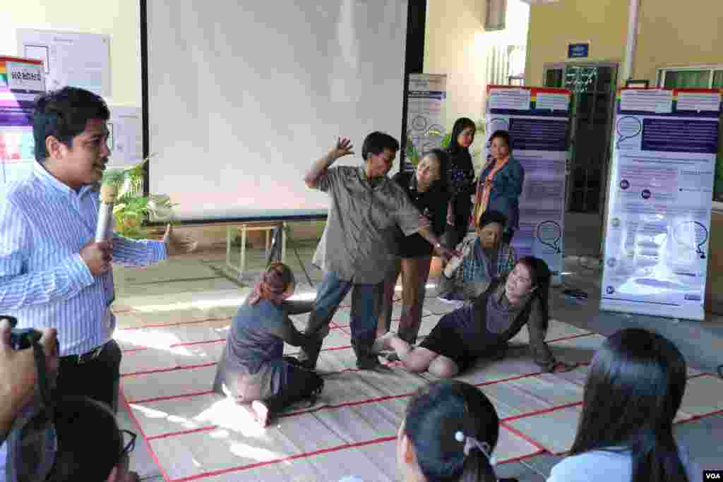 សកម្មជន​សម្តែង​ពី​ការប្រើហិង្សា​លើ​ស្រ្តី និង​អ្នកស្រលាញ់​ភេទ​ដូចគ្នា ក្នុង​កម្មវិធី​ពិព័រណ៍​រូប​ថត​សកម្មជន និង​ផ្សព្វផ្សាយ​របាយ​ការណ៍​ពាក់ព័ន្ធ​នឹង​ការរក​ឃើញ​អំពី​ការរើសអើង​អ្នក​ស្រលាញ់​ភេទ​ដូចគ្នា នៅ​ថ្ងៃទី ៩ ខែធ្នូ ឆ្នាំ២០១៩។ (កាន់ វិច្ឆិកា/VOA)