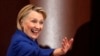 ARSIP – Foto yang diambil Senin, 7 Januari 2019 dari mantan Menlu AS, Hillary Clinton, yang melambaikan tangan pada para pendukungnya setelah tampil di Barnard College bersama Gubernur New York, Andrew Cuomo di New York (foto: AP Photo/Kathy Willens, Arsip)