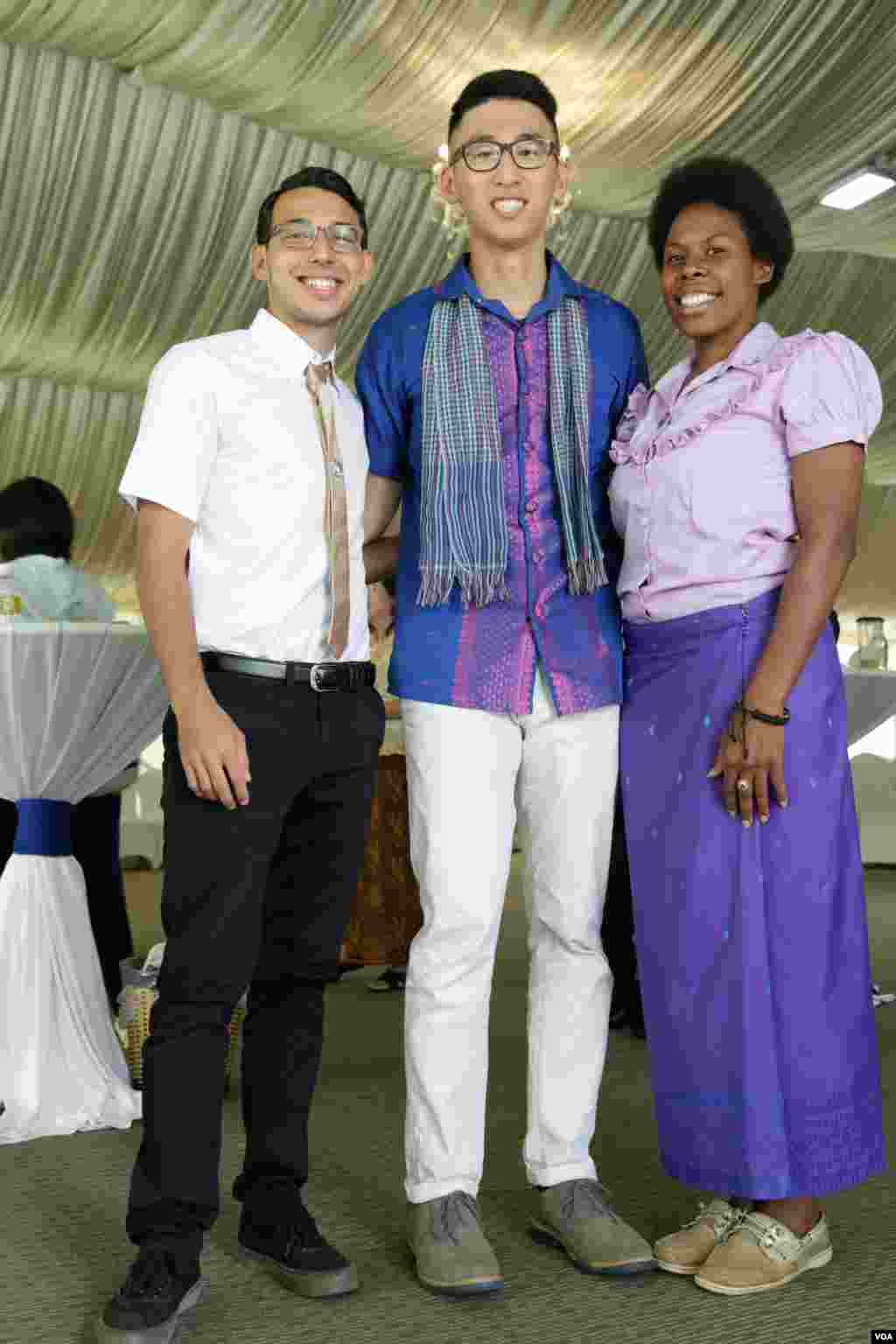 អ្នកស្ម័គ្រចិត្តឈរថតរូបក្នុងសម្លៀកបំពាក់ប្រពៃណីខ្មែរបន្ទាប់ពី ពិធី ប្រារព្ធខួបលើកទី១១ នៃអ្នកស្ម័គ្រចិត្ត Peace Corps ស្បថចូលបំពេញការងារ កាលពីព្រឹកថ្ងៃសុក្រទី១៥ កញ្ញា ២០១៧ នៅទីក្រុងភ្នំពេញប្រទេសកម្ពុជា។ (ទុំ ម្លិះ/VOA)