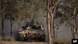 以色列一辆坦克在以色列和加沙边境地区行进。(2024年6月29日)