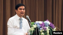Pemimpin oposisi Thailand dan mantan perdana menteri Abhisit Vejjajiva berbicara dalam sebuah konferensi pers di Bangkok (3/5). 