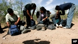 Un groupe de migrants interceptés à Arivaca, Arizona, le 25 avril 2006.