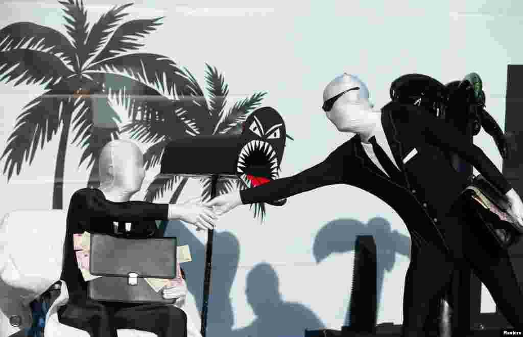 Para aktivis dari organisasi anti-globalisasi ATTAC melakukan unjuk rasa menjelang rapat umum tahunan Deutsche Bank di Frankfurt, Jerman.