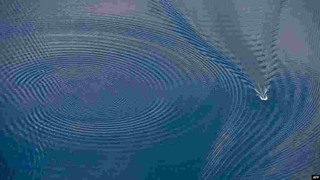 Foto udara sebuah perahu yang tengah meluncur di danau Scharmuetzelsee, dekat kota Bad Sarow, Jerman timur.