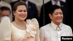 菲律宾副总统萨拉·杜特尔特（Sara Duterte）和总统费迪南德·马科斯（Ferdinand Marcos Jr.）在就职典礼上。（资料照，2022年6月30日）