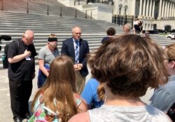 US Rep. Pete Stauber says the Lord’s Prayer with Minnesota students on the steps of the Capitol. (Megan Grote/VOA News)