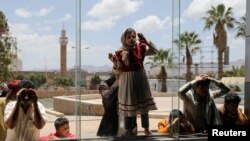 沙特阿拉伯将释放的也门人的亲属在萨那机场等候。（2023年4月17日）