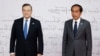 Perdana Menteri Italia Mario Draghi berpose dengan Presiden Joko Widodo saat tiba di KTT para pemimpin G20 di Roma, Italia, 30 Oktober 2021. (Foto: REUTERS/Guglielmo Mangiapane)