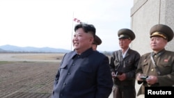 Le dirigeant nord-coréen Kim Jong Un, accompagné de deux responsables militaires16 avril 2019.
