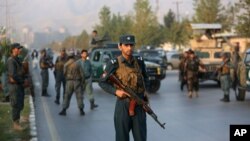 아프가니스탄 수도 카불에 있는 아메리칸대학이 24일 무장괴한들의 공격을 받아 수십명의 사상자가 발생했다. 25일 군인들이 학교 입구를 지키고 있다.