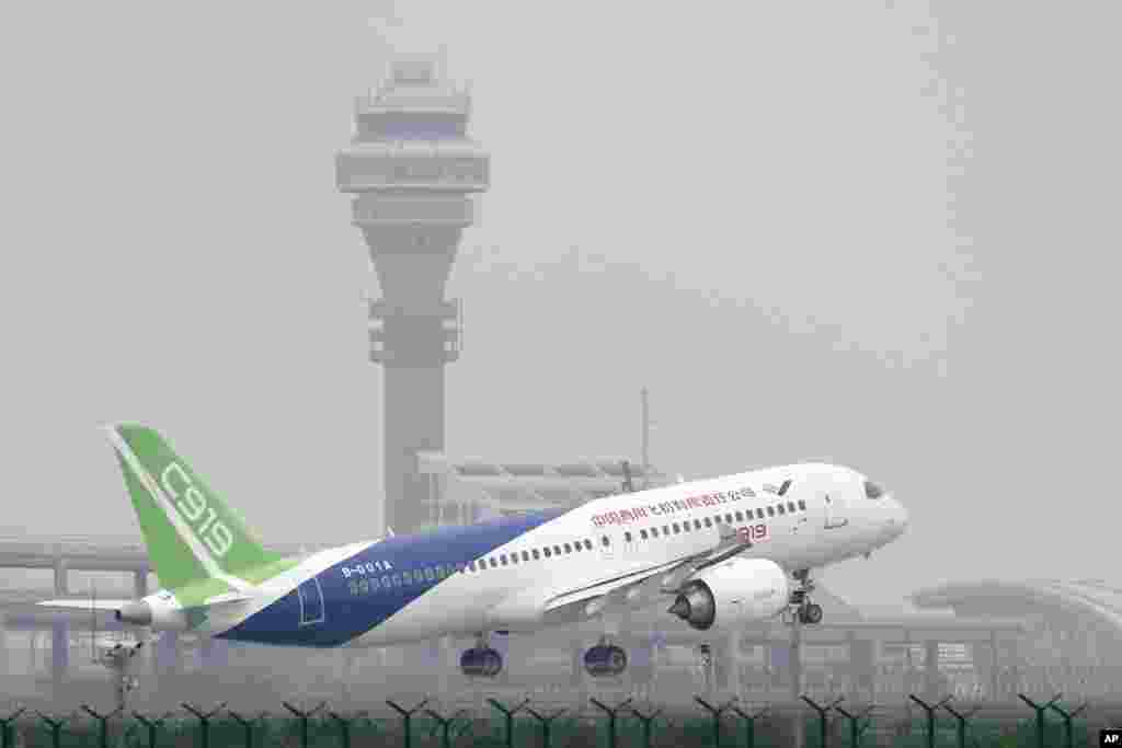 中国首架国产大型客机C919在上海浦东国际机场起飞，从事首次飞航 (2017年5月5日)