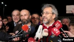 "جان دوندار" سردبیر روزنامه جمهوریت و "اردم گل" سردبیر دفتر آنکارای این روزنامه بعد از آزادی.