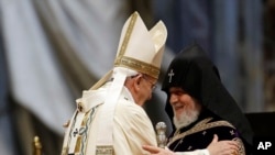 12일 로마 바티칸에서 열린 아르메니아 대학살 사건 100주년 기념 미사에서 프란치스코 로마 교황(왼쪽)이 아르메니아 정교도 카레킨 2세를 맞이하고 있다.