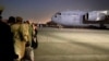 19일 아프가니스탄 카불의 공군기지에서 미군 수송기에 타려는 사람들이 줄 서 있다.