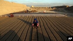 په سلګونو کوچنیان کابل ته څېرمه د خښتو په بټیو کې په سختو کارونو اخته دي