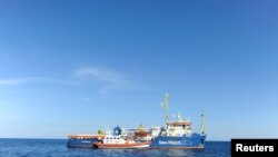 Meli ya Ujerumani inayo shughulika kuwatafuta na kuwaokoa wahamiaji baharini, Sea Watch 3, ikiwa imekwama kushusha wahamiaji baada ya Itali kukataa kuwapokea wahamiaji hao katika pwani ya Siracusa, Italy, Jan. 27, 2019.