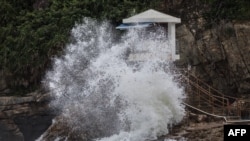 2023.2023年9月1日，在香港一海滩，台风“索拉”掀起的海浪正冲击着救生塔。（法新社）