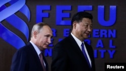 中国国家主席习近平和俄罗斯总统普京在符拉迪沃斯托克（又称海参崴）出席东方经济论坛期间举行圆桌会议商讨两国合作。（2018年9月11日）