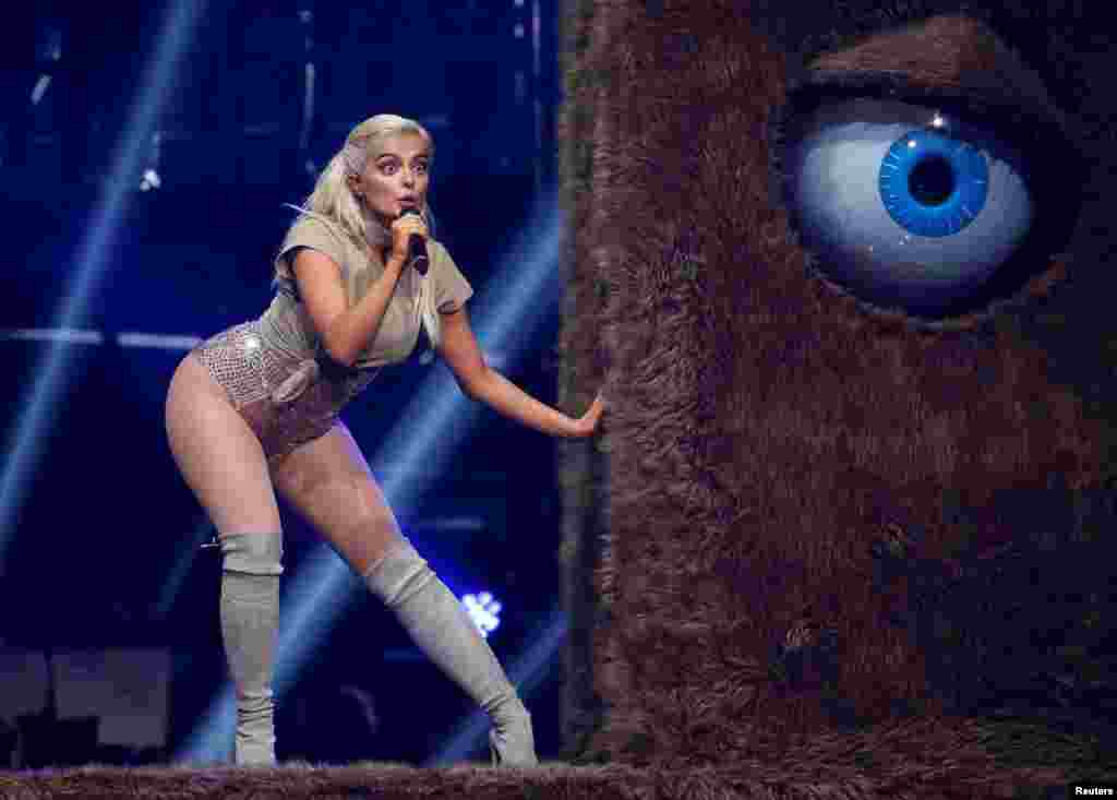 Bebe Rexha tampil di panggung di acara MTV Europe Music Award 2016 yang diselenggarakan di Ahoy Arena di Rotterdam, Belanda, tanggal 6 November 2016.