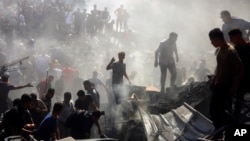 资料照片: 2023年10月26日以色列空袭加沙地带南部汗尤尼斯镇后巴勒斯坦人检查废墟