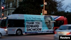 تصویر اسنودن بر بدنه اتوبوس عمومی در واشنگتن پایتخت آمریکا، همراه با جمله: «متشکریم اسنودن» 