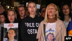 جمعی از بستگان گروگان‌هایی که هنوز در دست شبه نظامیان حماس هستند. شهر تل آویو. ۴ اسفند.