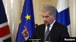 芬兰总统尼尼斯托和英国首相约翰逊在赫尔辛基签署了英芬深化防务和安全合作的声明后举行新闻发布会。（2022 年 5 月 11 日）