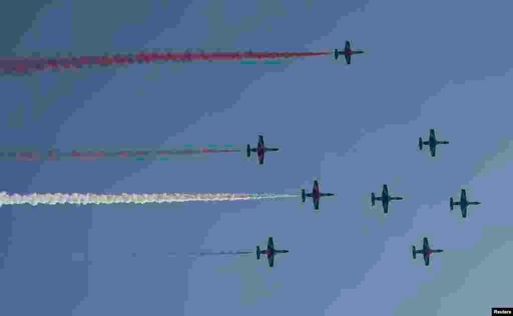 2013年7月4日，埃及宪法法院院长曼苏尔宣誓就任临时国家元首时，埃及战机编队飞过开罗上空。