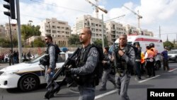Police Israel memeriksa lokasi serangan di Yerusalem (5/11).