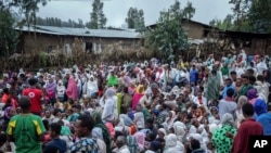 Faayilii - Namoota naannoo Amaaraa magaalota adda addaa irraa buqahanii qarqaarsa Dabaarqi keessatti kennamu fudhachuuf eeggachaa jiran, Adoolessa 27, 2021