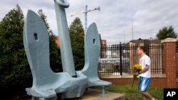 Radnik mornaričke baze polaže buket cveća kod sidra ispred zgrade Mornarice, 17. septembra 2013. 