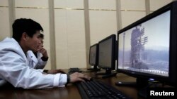 지난 2012년 4월 북한의 은하 3호 로켓 발사 당시 통제소 내 북한 과학자들이 모니터를 통해 발사대를 관찰하고 있다. 당시 북한은 로켓 발사대와 통제소를 해외 언론에 공개했다. (자료사진)