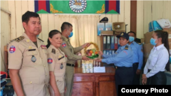 ថ្នាក់លើប្រចាំស្នងការរងទទួលចរាចរណ៍ផ្លូវគោកក្នុងស្រុក​សៀម​ប៉ាង​ ខេត្ត​ស្ទឹងត្រែង បានផ្តល់អំណោយលើកទឹកចិត្តដល់លោក​ស្រី​អនុសេនីយ៍​ទោ ស៊ីថុង សុខា បន្ទាប់ពីមតិមហាជនបានប្រតិកម្មអវិជ្ជមានលើចំណាត់ការឲ្យលោកស្រី សុខា ធ្វើកិច្ច​សន្យា​បញ្ឈប់ការ​បង្ហោះ​រូប​បំបៅ​កូន​ក្នុង​ទីសាធារណៈ។ 