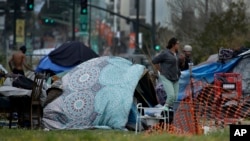 图为在加州奥克兰无家可归者营地里居住的人们。（2020年3月19日）