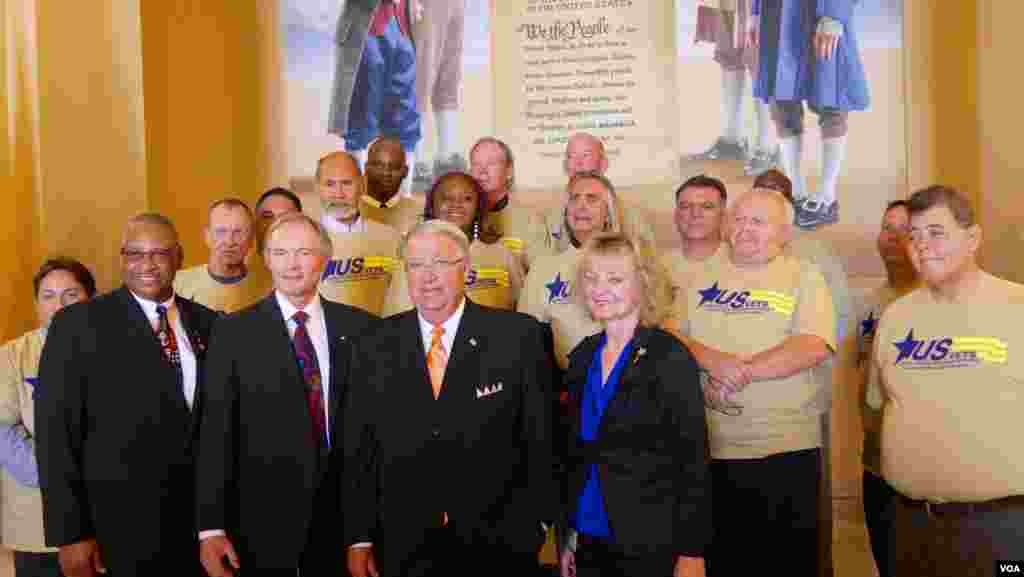 官员与退伍军人合照（美国之音国符拍摄）