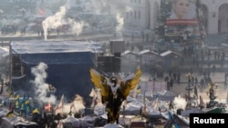 Kemah para demonstran anti-pemerintah di Lapangan Kemerdekaan di pusat kota Kyiv (24/1).