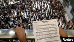 香港反送中抗议者在新城市商场手持乐谱高唱抗议歌曲《愿荣光归香港》。（2019年9月11日）