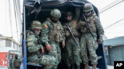 Sejumlah tentara berjaga di dekat wilayah penjara Inca di Quito, Ekuador, pada 9 Januari 2024. (Foto: AP/Dolores Ochoa)