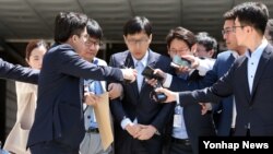 '세퓨 가습기 살균제'를 만들었던 버터플라이이펙트 전 대표가 13일 서초동 서울중앙지법에서 열린 영장실질심사를 마치고 나서고 있다.